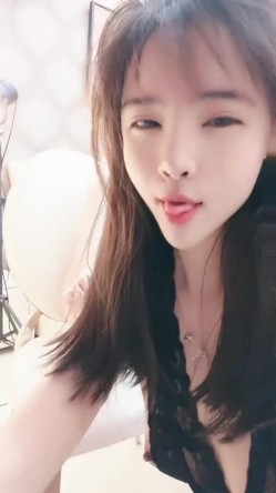 女神姐妹花【无敌兔兔】双女诱惑，超高颜值，互舔骚逼跳蛋自慰，假屌抽插流出白浆 截图16