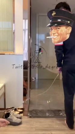 推特潮汕DOM绿帽调教大神【渡先生】私拍，各种羞辱M贱母狗，圣水口水毒龙吞精踩脸臭袜终极玩肏 截图1