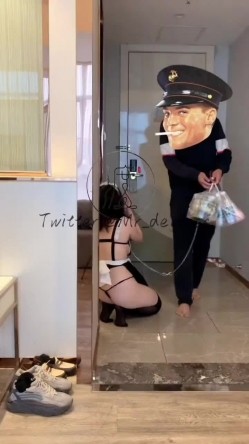 推特潮汕DOM绿帽调教大神【渡先生】私拍，各种羞辱M贱母狗，圣水口水毒龙吞精踩脸臭袜终极玩肏 截图7