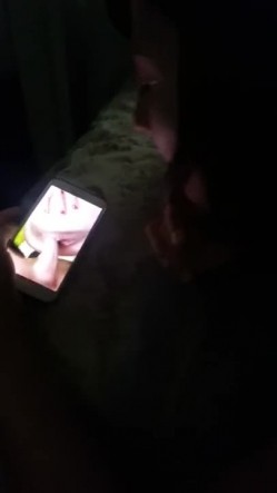 情侣啪啪自拍 美女后入式被插 边被插边趴着看手机色情小电影 截图5