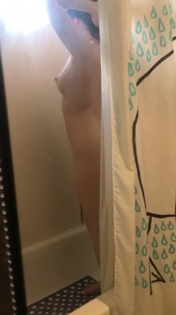 妹子偷偷拍下合租闺蜜洗香香 这个身材简直好到爆 估计有练过 1080P原档 截图15