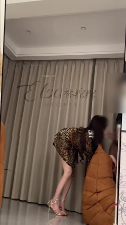 穷人女神富人母狗，超高颜值极品空姐【林绾绾】门槛1888福利，啪啪调教深喉毒龙脚踩骚穴，母狗属性拉满了 截图5
