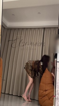 穷人女神富人母狗，超高颜值极品空姐【林绾绾】门槛1888福利，啪啪调教深喉毒龙脚踩骚穴，母狗属性拉满了 截图6