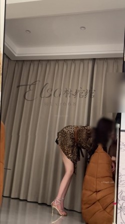 穷人女神富人母狗，超高颜值极品空姐【林绾绾】门槛1888福利，啪啪调教深喉毒龙脚踩骚穴，母狗属性拉满了 截图10
