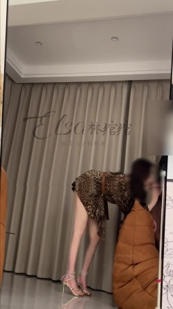 穷人女神富人母狗，超高颜值极品空姐【林绾绾】门槛1888福利，啪啪调教深喉毒龙脚踩骚穴，母狗属性拉满了 截图16