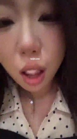 超美阿黑颜女神原档泄密，标准的一个眼镜婊，大眼睛萌妹，反差感，淫荡的表情挑逗极了 截图1