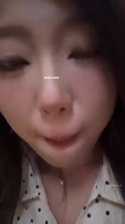 超美阿黑颜女神原档泄密，标准的一个眼镜婊，大眼睛萌妹，反差感，淫荡的表情挑逗极了 截图2