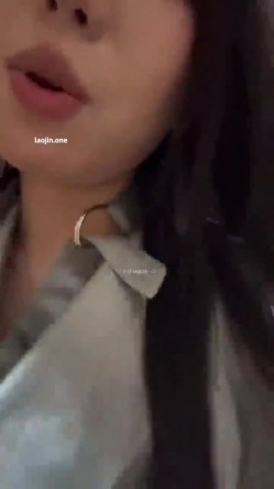超美阿黑颜女神原档泄密，标准的一个眼镜婊，大眼睛萌妹，反差感，淫荡的表情挑逗极了 截图9