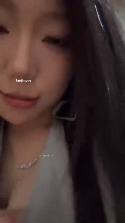 超美阿黑颜女神原档泄密，标准的一个眼镜婊，大眼睛萌妹，反差感，淫荡的表情挑逗极了 截图10