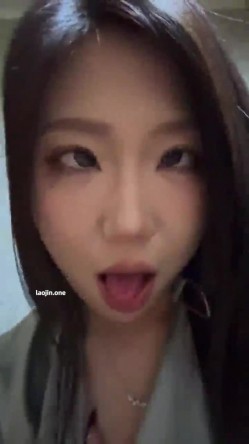 超美阿黑颜女神原档泄密，标准的一个眼镜婊，大眼睛萌妹，反差感，淫荡的表情挑逗极了 截图14