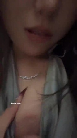 超美阿黑颜女神原档泄密，标准的一个眼镜婊，大眼睛萌妹，反差感，淫荡的表情挑逗极了 截图16