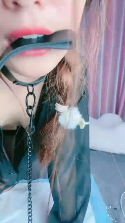 【奶包】高颜值妹子带着情趣狗链 铁窥器扩张骚逼 特写子宫 再往里面倒牛奶 截图2
