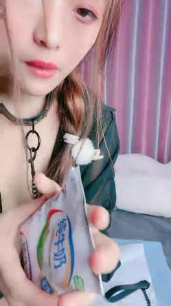 【奶包】高颜值妹子带着情趣狗链 铁窥器扩张骚逼 特写子宫 再往里面倒牛奶 截图6