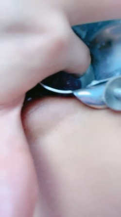 【奶包】高颜值妹子带着情趣狗链 铁窥器扩张骚逼 特写子宫 再往里面倒牛奶 截图8
