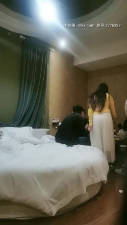 雪儿粉的同学聚会淫乱的群P盛宴，吃饱喝足激情啪啪，露脸各种体位激情抽插骚逼露脸，伺候完小哥道具玩逼 截图2