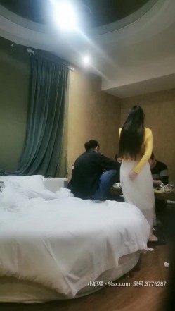 雪儿粉的同学聚会淫乱的群P盛宴，吃饱喝足激情啪啪，露脸各种体位激情抽插骚逼露脸，伺候完小哥道具玩逼 截图3