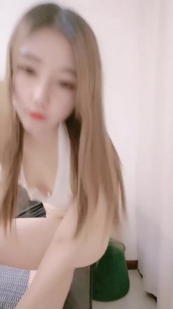 清纯校园风！【樱岛麻衣】，长腿女神~骚舞诱惑~掰穴柔逼道具，自慰喷水，肤白貌美真勾人 截图3
