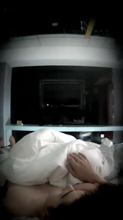 精品酒店电视偷拍长屌帅哥漂亮女友开房啪啪对镜头的表情有些怪异 截图12