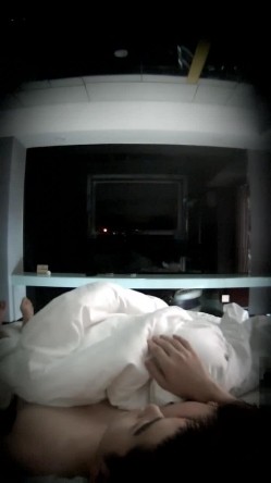 精品酒店电视偷拍长屌帅哥漂亮女友开房啪啪对镜头的表情有些怪异 截图13
