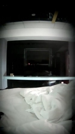 精品酒店电视偷拍长屌帅哥漂亮女友开房啪啪对镜头的表情有些怪异 截图14
