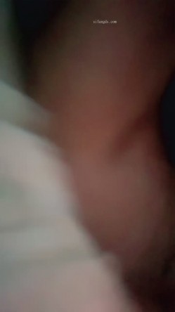 发生在真实女生宿舍，【18女大】，巨乳学生妹，直播室友上厕所，躲床上甩大奶子，太刺激了！ 截图12