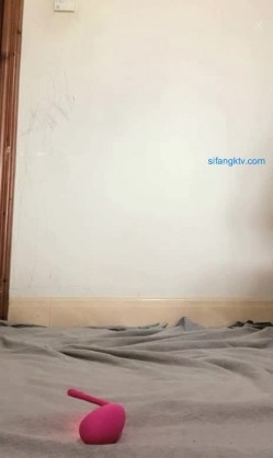 让人眼前一亮的小美女，即清纯又开放的那种，基本无敌的完美身材，圆润的翘臀 搭配皮裤 丝袜美腿 黑丝灰丝 各种搭配，简直了 截图6