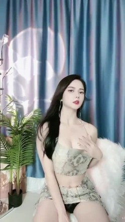 花椒颜值主播【小芊芊呐】裸舞诱惑，一对一掰逼展示，奶圆少毛，S好身材大长腿 截图9