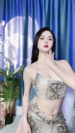 花椒颜值主播【小芊芊呐】裸舞诱惑，一对一掰逼展示，奶圆少毛，S好身材大长腿 截图13