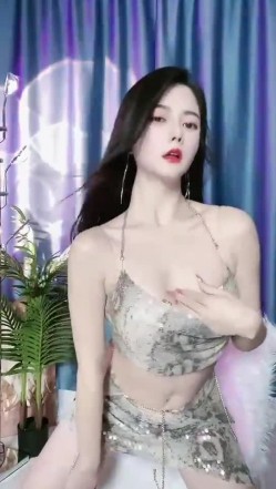 花椒颜值主播【小芊芊呐】裸舞诱惑，一对一掰逼展示，奶圆少毛，S好身材大长腿 截图14