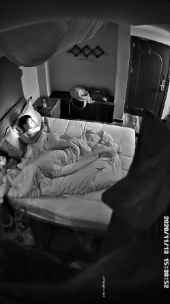 大学城附近家庭旅馆偷拍下午翘课开房的学生情侣妹子说怀疑男友以后会出轨 截图15