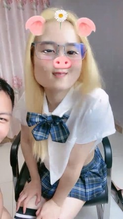 JK装金发眼镜妹，外表清纯操起来好骚，高筒袜美腿，操的直喊老公，猛坐自己动，无套内射 截图2