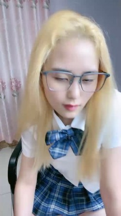JK装金发眼镜妹，外表清纯操起来好骚，高筒袜美腿，操的直喊老公，猛坐自己动，无套内射 截图3