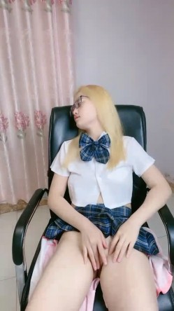 JK装金发眼镜妹，外表清纯操起来好骚，高筒袜美腿，操的直喊老公，猛坐自己动，无套内射 截图4
