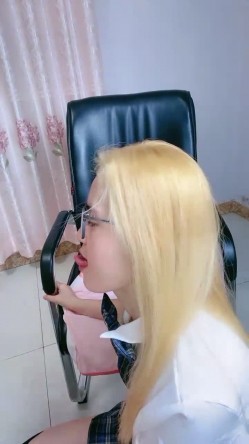 JK装金发眼镜妹，外表清纯操起来好骚，高筒袜美腿，操的直喊老公，猛坐自己动，无套内射 截图5