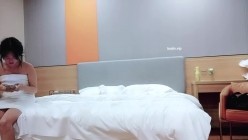 【利哥探花】，大四还没找到工作的学生妹，兼职，极品，乖巧漂亮被操爽了 截图16