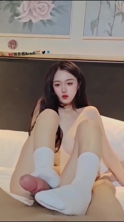 芊芊玉足 美美的小姐姐白丝玲珑小脚 大长腿美少女玉足 腿交 足交 口交 夹子音刺激娇喘 足交射精 截图5