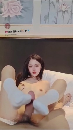 芊芊玉足 美美的小姐姐白丝玲珑小脚 大长腿美少女玉足 腿交 足交 口交 夹子音刺激娇喘 足交射精 截图12