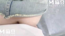 【巨乳女神】小宝儿 - 露出弊的妹妹在楼道 小穴夹着震动棒露出 蜜桃臀下的美穴尽是白浆 被哥哥尽情玩弄操穴爆射 截图7