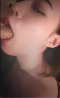 最新台湾SWAG亚洲最大私密成人平台明星博主@Vivbabe性爱私拍流出 骑乘做爱 楼梯跪舔 沙发玩穴 截图4