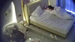 酒店偷拍连续3天入住的年轻情侣古灵精怪的双马尾可爱甜妹被男友不分日夜操了几次 截图3