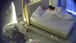 酒店偷拍连续3天入住的年轻情侣古灵精怪的双马尾可爱甜妹被男友不分日夜操了几次 截图4