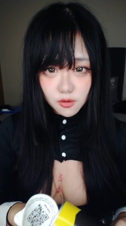 冷艳新人美少女！舌钉表情淫骚！黑衣露奶装揉捏，多毛骚逼道具猛捅，娇喘呻吟不断好骚 截图5