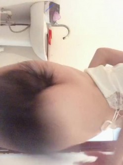 穷人女神富人母狗，颜值气质天花板奶茶【你的阿莓】土豪定制，自抠放尿大姨妈洗澡各种展示极度反差 截图6