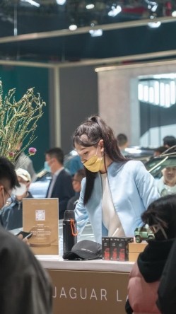 [超级裙底]最新2023上海车展各色美女模特 总有一款你喜欢 截图15