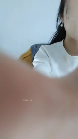 处女学生妹下海【白蔚】第一弹，初恋的感觉，完全放不开，榜一大哥在线调教 截图2