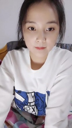 处女学生妹下海【白蔚】第一弹，初恋的感觉，完全放不开，榜一大哥在线调教 截图4