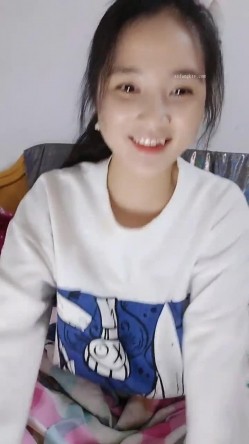 处女学生妹下海【白蔚】第一弹，初恋的感觉，完全放不开，榜一大哥在线调教 截图5