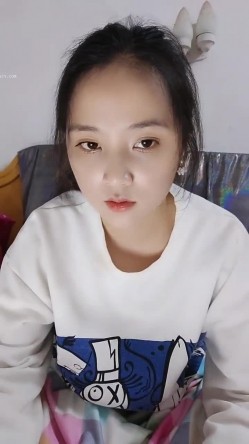 处女学生妹下海【白蔚】第一弹，初恋的感觉，完全放不开，榜一大哥在线调教 截图7