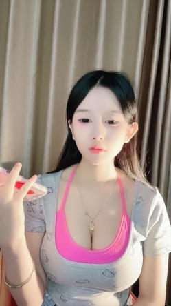 笑容甜美，高端精致女神【18岁昆明女模】大尺度福利第二季，白皙无毛粉屄傲人双峰，道具自慰喷水 截图2