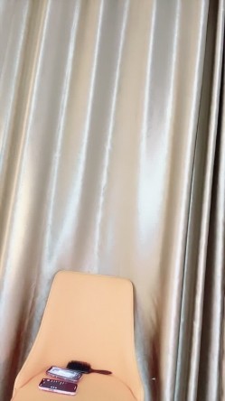 笑容甜美，高端精致女神【18岁昆明女模】大尺度福利第二季，白皙无毛粉屄傲人双峰，道具自慰喷水 截图3